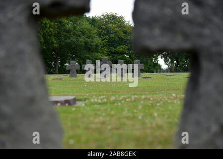 La Cambe (Normandie, Frankreich): Deutscher Soldatenfriedhof, die Häuser mehr als 21000 Stelen der deutschen Soldaten, die während der Schlacht von Keine gestorben Stockfoto