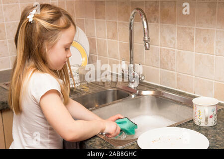 Junge Kind waschen am Waschbecken, home Chores Stockfoto