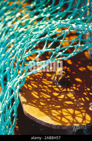 Guernsey. Industrie. Fischernetz schließen bis auf Trawler deck. Stockfoto