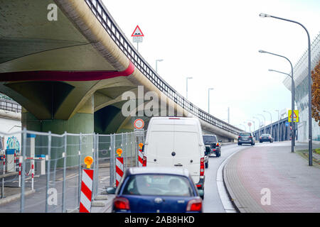 Ludwigshafen, Deutschland. 26 Nov, 2019. Autos fahren vorbei an einem geschlossenen Bereich der Hochstraße Süd. Bereiche, die unter einem Teil der erhöhten Straße Süden haben aufgrund statischer Probleme geschlossen worden. Für den Autoverkehr, die Hochstraße Süd wurde geschlossen seit August, ein Rückbau oder Abriss unvermeidlich ist. Foto: Uwe Anspach/dpa/Alamy leben Nachrichten Stockfoto