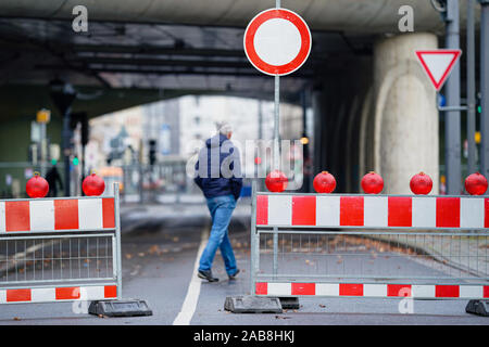 Ludwigshafen, Deutschland. 26 Nov, 2019. Ein Mann der Vergangenheit eine Straßensperre auf der Süd Autobahn. Bereiche, die unter einem Teil der erhöhten Straße Süden haben aufgrund statischer Probleme geschlossen worden. Für den Autoverkehr, die Hochstraße Süd wurde geschlossen seit August, ein Rückbau oder Abriss unvermeidlich ist. Foto: Uwe Anspach/dpa/Alamy leben Nachrichten Stockfoto