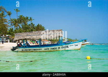 PUNTA CANA, Dominikanische Republik - 22. JUNI 2019: Motorboot am Ufer des Tropical Playa Bavaro in der Sargassosee günstig Stockfoto