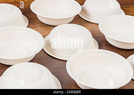 Umwelt Umweltfreundliche natürliche kompostierbare food Container runde Form Schüssel auf Holz- Hintergrund - biologisch abbaubare Verpackung Konzept Stockfoto