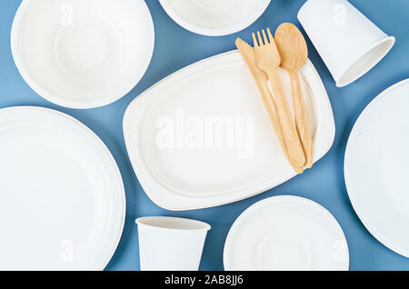 Natur Geschirr aus Bagasse für Essen auf blauem Hintergrund. Umweltfreundliches Konzept. Stockfoto