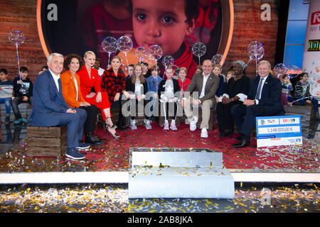 Moderator Wolfram Kons und sein Projekt Sponsoren freuen sich auf die erste Spende in Höhe von 10,313,625 Euro Andres von THIEN, Franziska Knuppe, Victoria SVAROWSKI, Auma Obama, 24 RTL-Spendenmarathon "Wir helfen Kindern", TV, 21.-22.11. 2019. | Verwendung weltweit Stockfoto