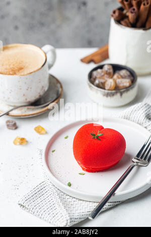 Red Heat geformte Erdbeertorte für St. Valentines Tag Feier Stockfoto