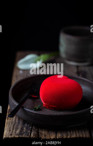 Red Heat geformte Erdbeertorte für St. Valentines Tag Feier Stockfoto