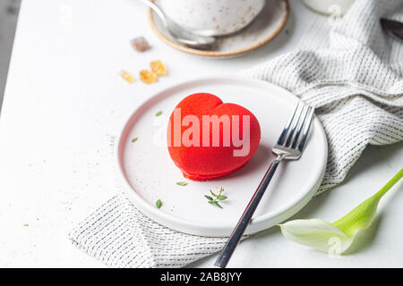 Red Heat geformte Erdbeertorte für St. Valentines Tag Feier Stockfoto