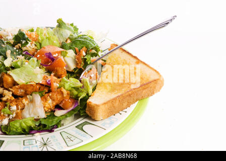 Würzige buffaloed Geflügelsalat mit geröstetem Brot auf einem isolierten weißen Hintergrund serviert. Stockfoto