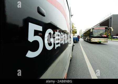 Eine 5-G - empfohlene Selbstfahrer Minibus ist auf der Straße in Hangzhou City gesehen, der ostchinesischen Provinz Zhejiang am 26. November, 2019. Stockfoto