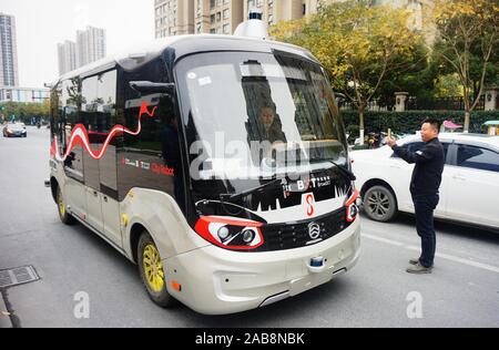 Eine 5-G - empfohlene Selbstfahrer Minibus ist auf der Straße in Hangzhou City gesehen, der ostchinesischen Provinz Zhejiang am 26. November, 2019. Stockfoto