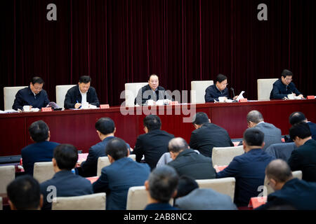 Peking, China. 26 Nov, 2019. Huang Kunming, Mitglied des Politbüros der Kommunistischen Partei Chinas (CPC) und Leiter der Abteilung Öffentlichkeitsarbeit des CPC-Zentralausschusses, spricht auf einer Telefonkonferenz über die Umsetzung der Grundzüge für die Steigerung der bürgerlichen Moral und patriotischen Erziehung in Peking, der Hauptstadt von China, November 26, 2019. Credit: zhai Jianlan/Xinhua/Alamy leben Nachrichten Stockfoto