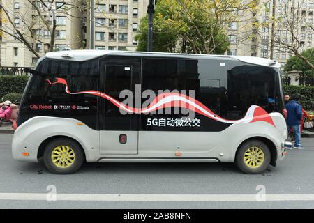 Eine 5-G - empfohlene Selbstfahrer Minibus ist auf der Straße in Hangzhou City gesehen, der ostchinesischen Provinz Zhejiang am 26. November, 2019. Stockfoto