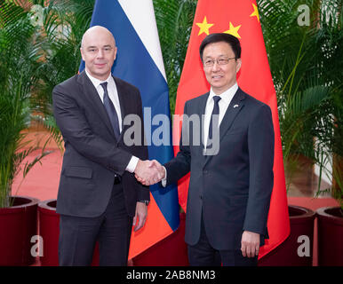 Peking, China. 26 Nov, 2019. Chinesischen Vice Premier Han Zheng, ebenfalls Mitglied des Ständigen Ausschusses des Politbüros der Kommunistischen Partei von China Central Committee, und russischen Ersten stellvertretenden Ministerpräsidenten Anton Siluanow co-Chair der sechsten Sitzung des Kooperationsausschusses China-Russia Investitionen in Peking, der Hauptstadt von China, November 26, 2019. Credit: Li Tao/Xinhua/Alamy leben Nachrichten Stockfoto