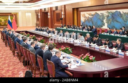 Peking, China. 26 Nov, 2019. Chinesischen Vice Premier Han Zheng, ebenfalls Mitglied des Ständigen Ausschusses des Politbüros der Kommunistischen Partei von China Central Committee, und russischen Ersten stellvertretenden Ministerpräsidenten Anton Siluanow co-Chair der sechsten Sitzung des Kooperationsausschusses China-Russia Investitionen in Peking, der Hauptstadt von China, November 26, 2019. Credit: Li Tao/Xinhua/Alamy leben Nachrichten Stockfoto