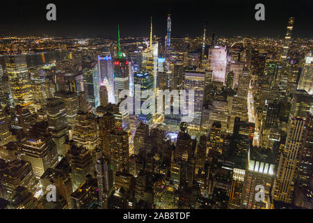 Manhattan bei Nacht vom Empire State Building aussichtsplattform fotografiert, Midtown, New York City, Vereinigte Staaten von Amerika. Stockfoto