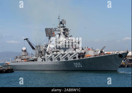 Kapstadt, Südafrika. 24 Nov, 2019. Russische Marine cruiser Marshal Ustinov Segel zu einem Hafen in Kapstadt, Südafrika, November 24, 2019. Die Südafrikanische Marine ist Gastgeber der multinationale Maritime Übung mit Russland und China in Kapstadt. Es ist das erste trilaterale Übung zwischen den drei Ländern und soll vor der südlichen Küste von Südafrika über den Zeitraum von Nov. 25 bis 30. Credit: Chen Cheng/Xinhua/Alamy leben Nachrichten Stockfoto