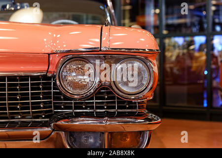 Super 62 Cadillac de Ville Hardtop Coupé - 1960 Modell - Scheinwerfer und Kühlergrill an Rahmi M. Koc Classic Car Museum in Istanbul. Stockfoto