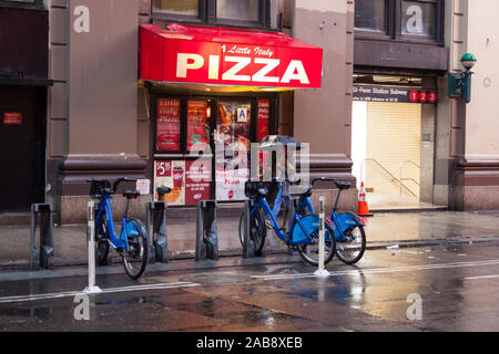 Little Italy Pizza Restaurant, W 32nd Street, New York City, Vereinigte Staaten von Amerika. Stockfoto