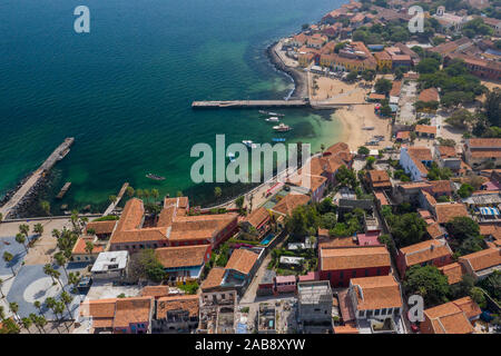 Luftaufnahme der Insel Goree. Gorée. Dakar, Senegal. Afrika. Foto von drohne von oben. UNESCO-Weltkulturerbe. Stockfoto