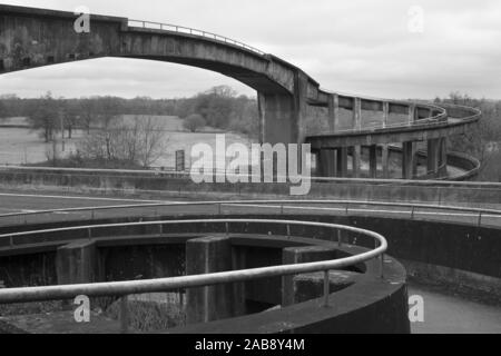 Fußgängerbrücke über die Autobahn M4 Stockfoto