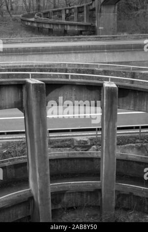 Fußgängerbrücke über die Autobahn M4 Stockfoto