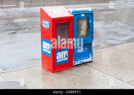 Verkaufsautomaten Zeitung Maschinen, der Amsterdam Avenue, New York City, Vereinigte Staaten von Amerika. Stockfoto