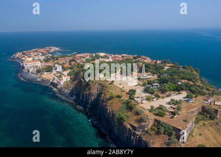 Luftaufnahme der Insel Goree. Gorée. Dakar, Senegal. Afrika. Foto von drohne von oben. UNESCO-Weltkulturerbe. Stockfoto