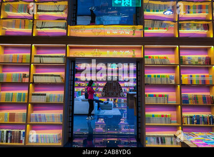 Ein chinesischer Besucher Bilder bei einer Filiale der trendigen Buchhandelskette der Engel in Hangzhou City,'s East China Zhejiang Provinz am November 25. Stockfoto