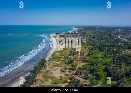 Luftbild des idyllischen Strand in der Nähe der Hotel senegambia Strip in Gambia, Westafrika. Stockfoto