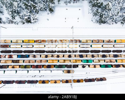 Luftaufnahme von bunten Güterzug Autos auf dem Bahnhof. Wagen mit Güter auf die Bahn. Die Schwerindustrie. Industrielle konzeptionelle Szene mit tra Stockfoto