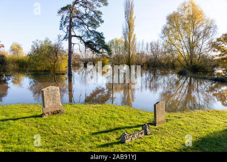 Hochwasser vom Fluss Severn bis zu den Kirchhof von St. Johannes der Täufer Kirche in den Severn Vale Dorf Chaceley, Gloucestershire, UK 18/11/2019 Stockfoto