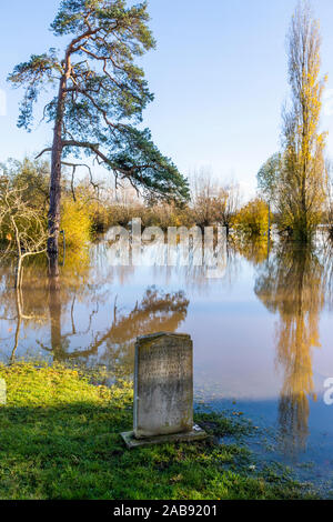 Hochwasser vom Fluss Severn bis zu den Kirchhof von St. Johannes der Täufer Kirche in den Severn Vale Dorf Chaceley, Gloucestershire, UK 18/11/2019 Stockfoto