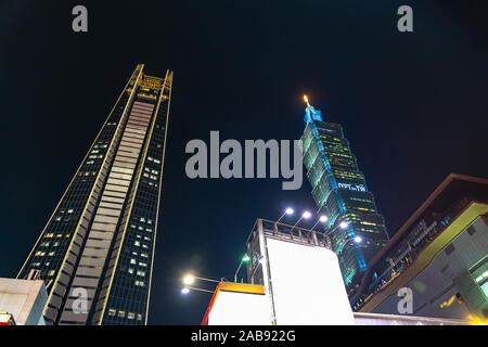 Nacht Xinyi besonderen kommerziellen Zentrum, Kaufhäuser, hotel, modische Restaurant eng zusammen. Die prime Central Business Stockfoto