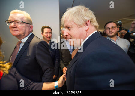 North Queensferry, UK. 26. November 2019. Bild: Boris Johnson MP - der britische Premierminister und Führer der Konservativen und Unionist Party. Konservative Partei Manifest Starten: Boris Johnson gesehen auf seinen Wahlkampf in North Queensferry. Credit: Colin Fisher/Alamy leben Nachrichten Stockfoto