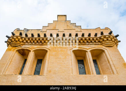 Suchen, um sich an der Außenseite des Großen Halle mit gelben Kalktünche, Stirling Castle, Schottland, Großbritannien Stockfoto