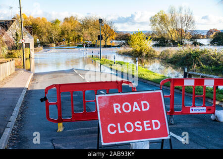 Hochwasser vom Fluss Severn schließen B4213 auf dem Ansatz der Haw Brücke in den Severn Vale Dorf Tirley, Gloucestershire UK am 18/11/2019 Stockfoto