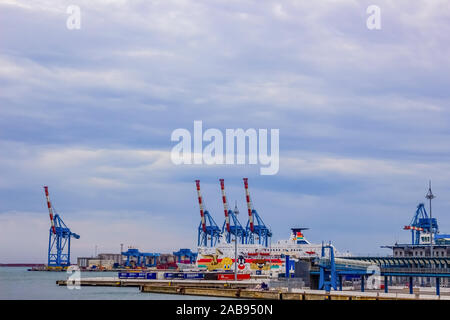 Genua, Ligurien, Italien - September 11, 2019: Die Fähre Schiffe im Hafen von Genua. Stockfoto