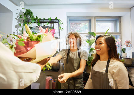 Florist team freut sich über Blumen Geschenk für Laden öffnen Stockfoto