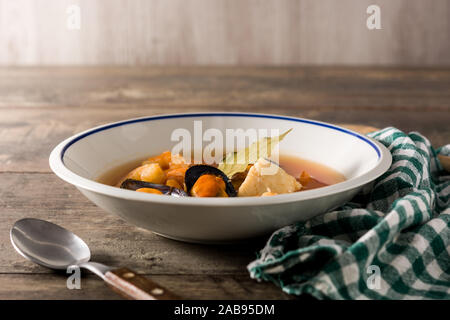 Französische Bouillabaisse Suppe auf hölzernen Tisch Stockfoto