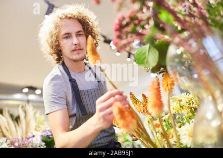Florist oder Auszubildender steuert Schnittblumen in seinem Flower Shop Stockfoto