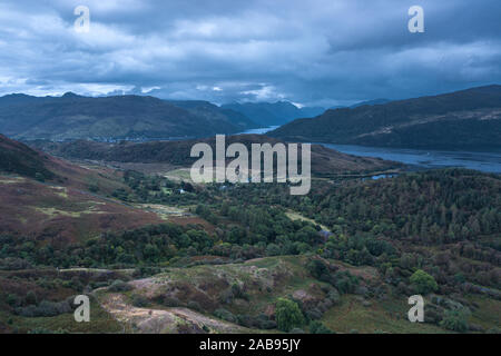 Drone schießen über Schottische Highlands entlang der Nordküste Route 500 - Blick Richtung Loch Alsh in der Nähe von dornie Nostie und bei bewölktem herbstlichen Morgen. Stockfoto