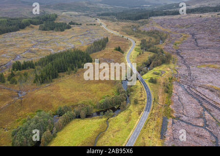 Drone schießen bei bewölktem herbstlichen Morgen über leeren asphaltierte Straße A87 in der Nähe von Loch Loyne in der nordwestlichen Highlands von Schottland entlang der Nordküste 500 Stockfoto