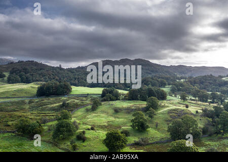 Drone schießen über Great Langdale Valley bei Diesigen morgen im Lake District, Großbritannien Stockfoto