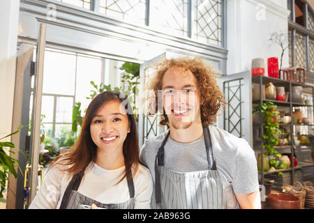 Junge Floristen oder Gärtner Team in Ausbildung bei Garten Center Stockfoto