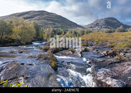 Niedriger Höhe drone Schießen über Kaskaden von Fluss Moriston am sonnigen, herbstlichen Morgen in der Nähe von Loch Cluanie in der nordwestlichen Highlands von Schottland Stockfoto