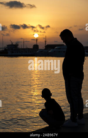 Sonnenuntergang über dem Hafen von Paphos Stockfoto