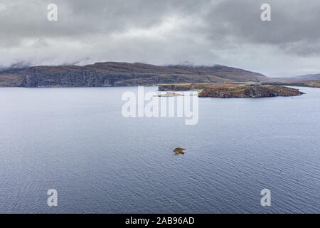 Drone schießen über unbewohnten Insel Martin der Westküste Schottlands bei bewölktem herbstlichen Morgen - Nordküste 500 Route Stockfoto