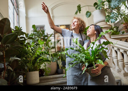 Zwei Floristen von eventfloristik haben eine deco Idee für die Gastronomie Stockfoto