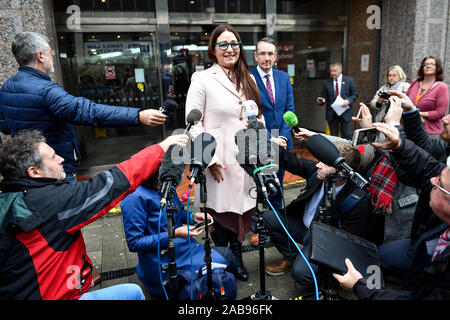 Anderton Park Schulleiterin Sarah Hewitt-Clarkson spricht mit Medien nach einem hohen Gericht Richter dauerhaft gesperrt Anti-LGBT-Proteste vor der Grundschule in Birmingham. Stockfoto